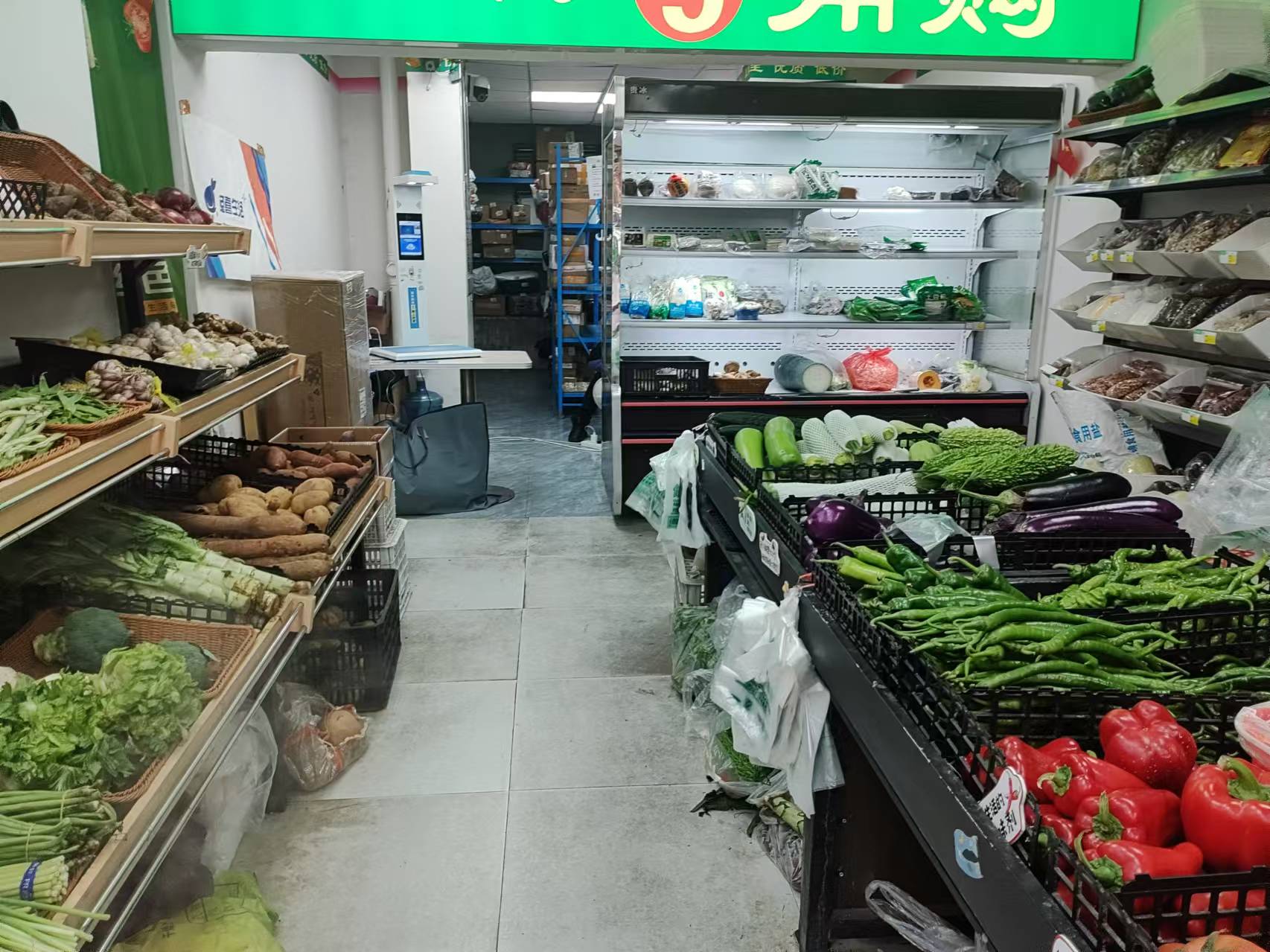 花溪龙湖小区门口生鲜店带烟证低价转让